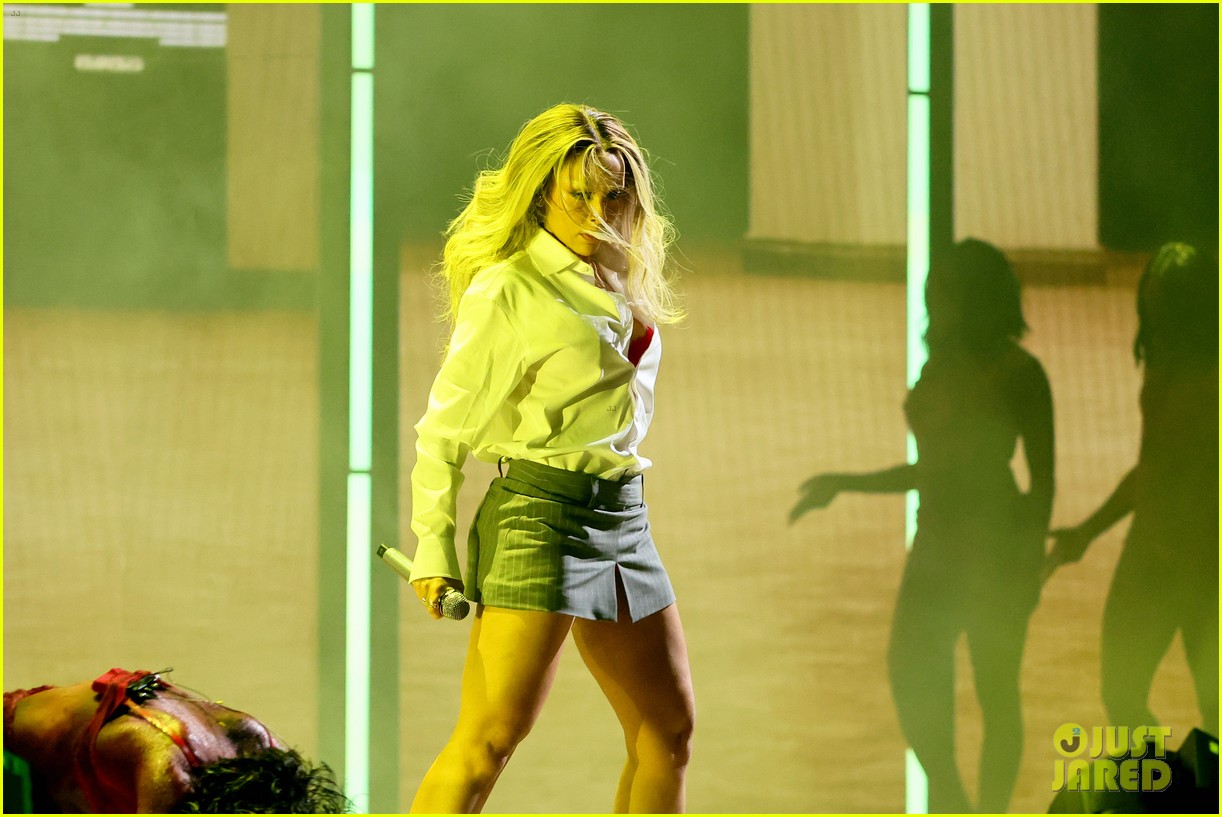 Doja Cat Performs Medley of New Songs 'Paint the Town Red,' 'Demons