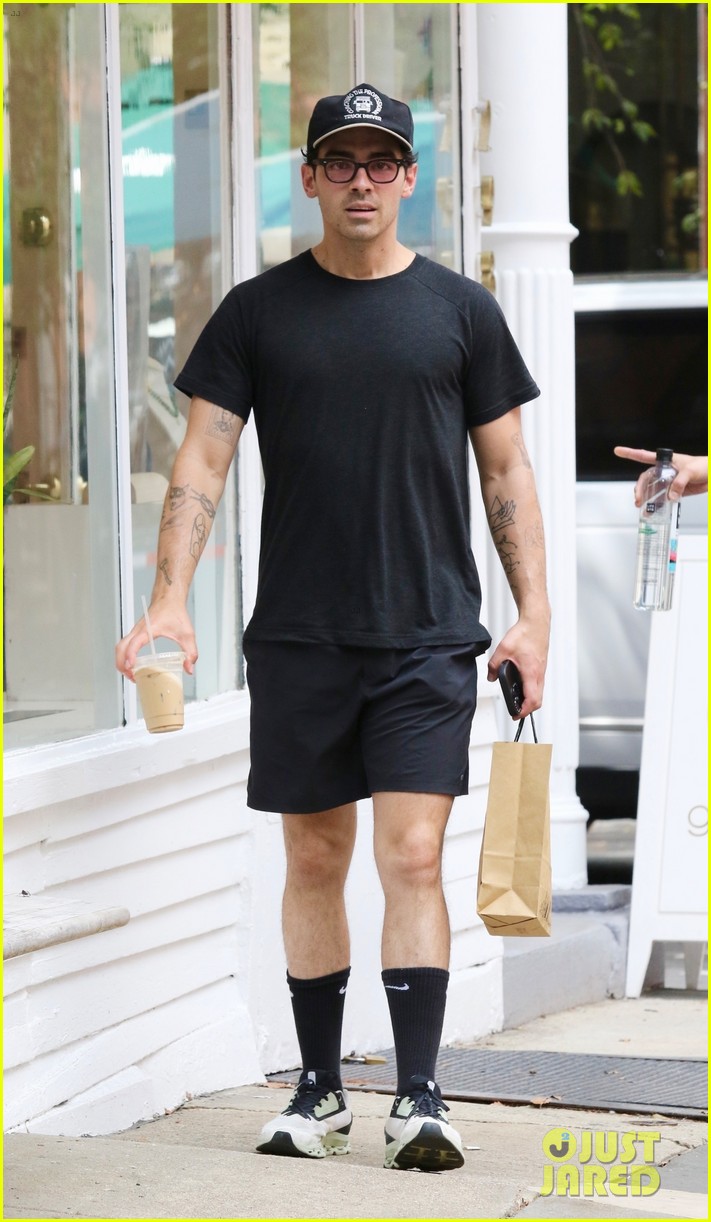 Recent Photos of Joe Jonas Stepping Out Without His Wedding Ring Resurface Amid Sophie Turner