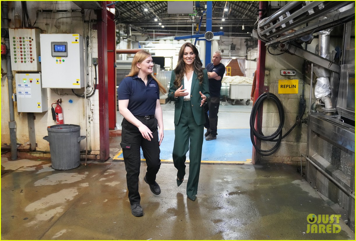 kate middleton green shawl