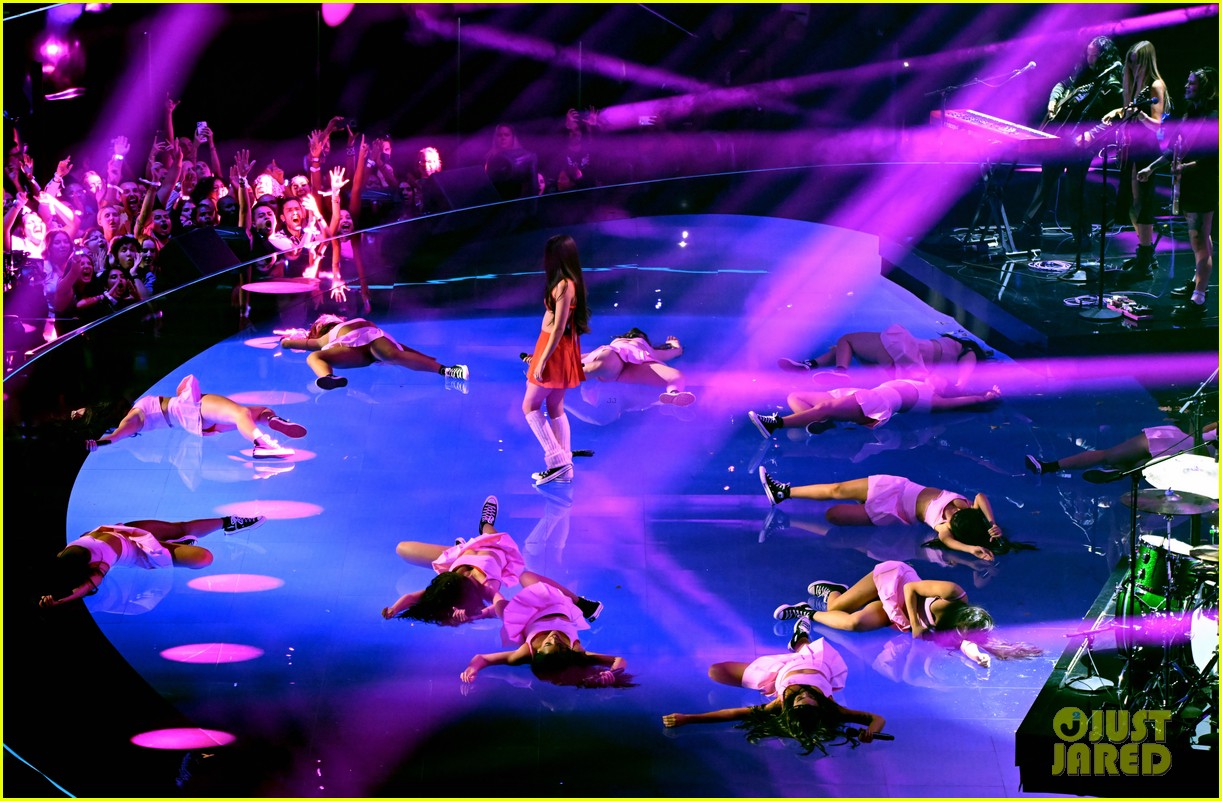 what-happened-during-olivia-rodrigo-s-vmas-2023-performance-here-s-why