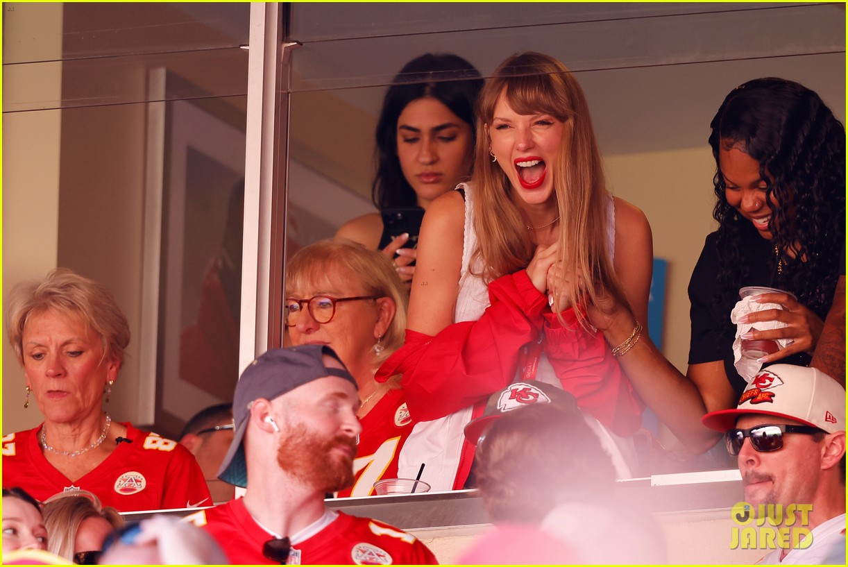 Taylor Swift Seen Having So Much Fun at Travis Kelce's Chiefs Game Amid