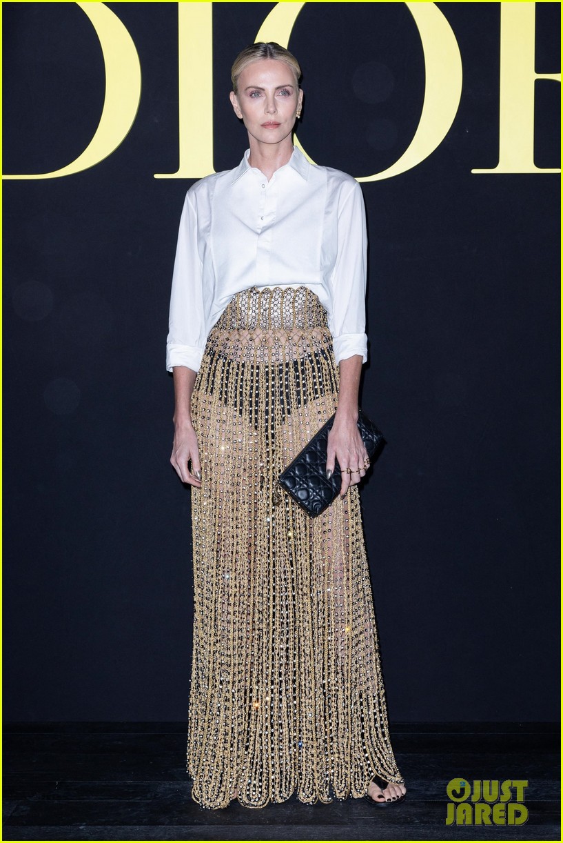 Charlize Theron Brings Daughter Jackson to Dior Fashion Show in Paris(01)