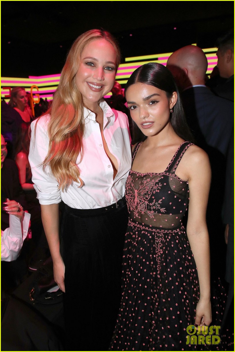 'Hunger Games' Stars Rachel Zegler & Jennifer Lawrence Meet at Paris(01)