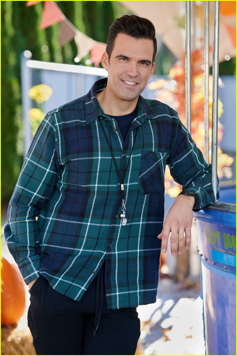 Hallmark Actor Benjamin Ayres’ Hottest Shirtless Photos Revealed