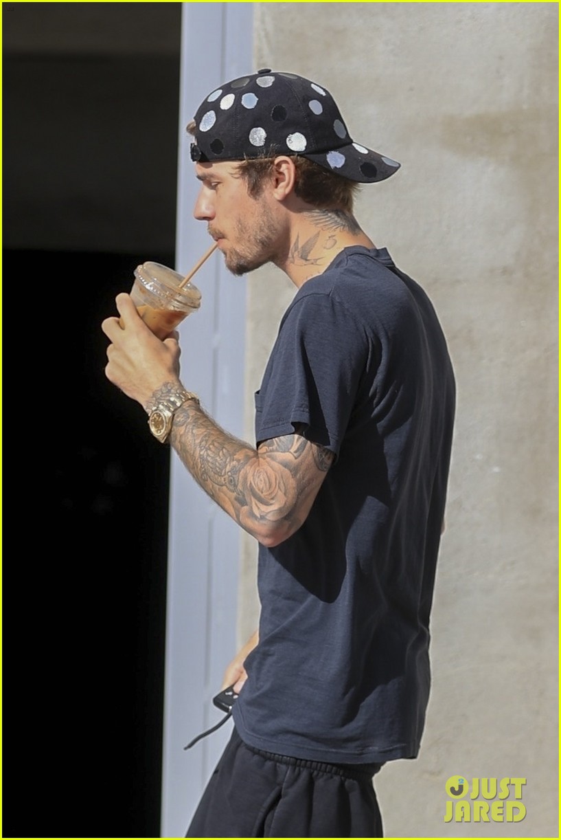 Justin Bieber Steps Out For Lunch With Friends in LA, Helps a Homeless  Person: Photo 4977077 | Justin Bieber Photos | Just Jared: Entertainment  News, image size:817x1222