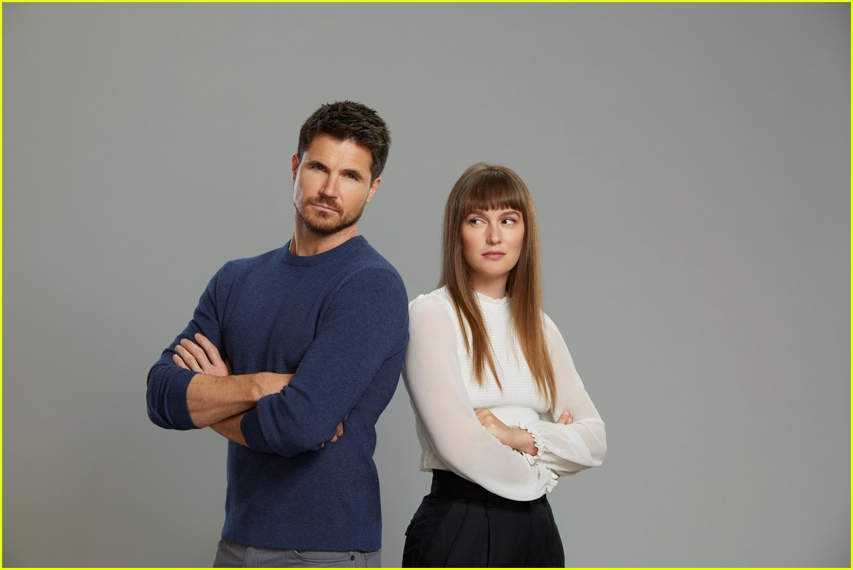 Leighton Meester & Robbie Amell Return Home for the Holidays in 'Exmas ...