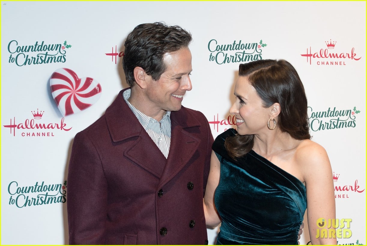 Hallmark Channel Brings Its Actors Together for Star-Studded Countdown