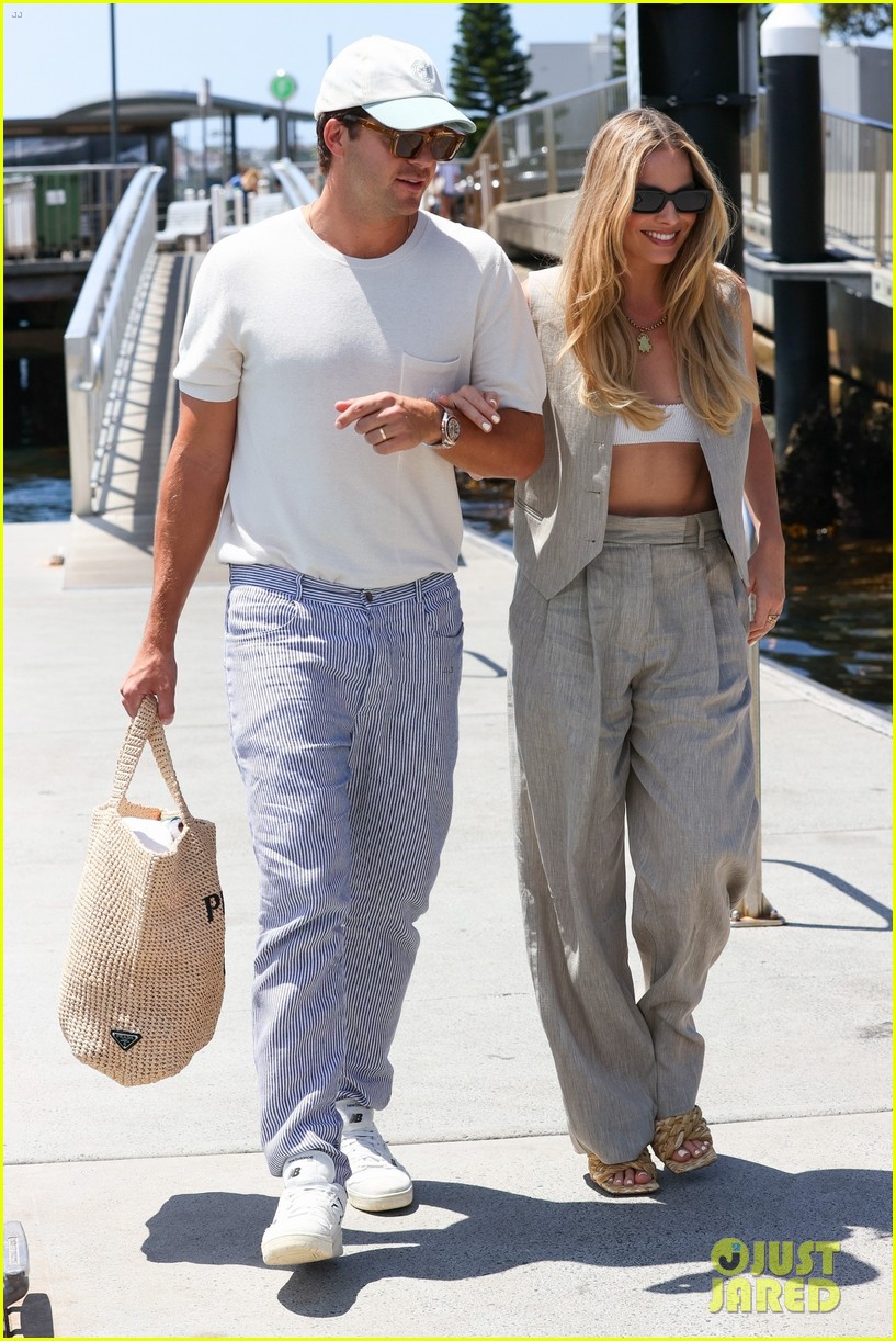 Margot Robbie & Husband Tom Ackerley Look So Cute Together in New(01)
