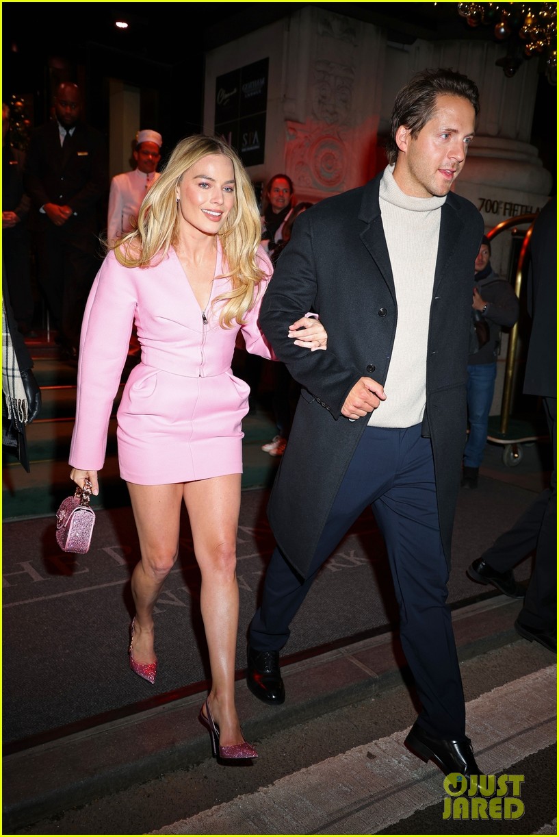 Margot Robbie Goes Pretty in Pink for 'Barbie' Screening with Husband(01)