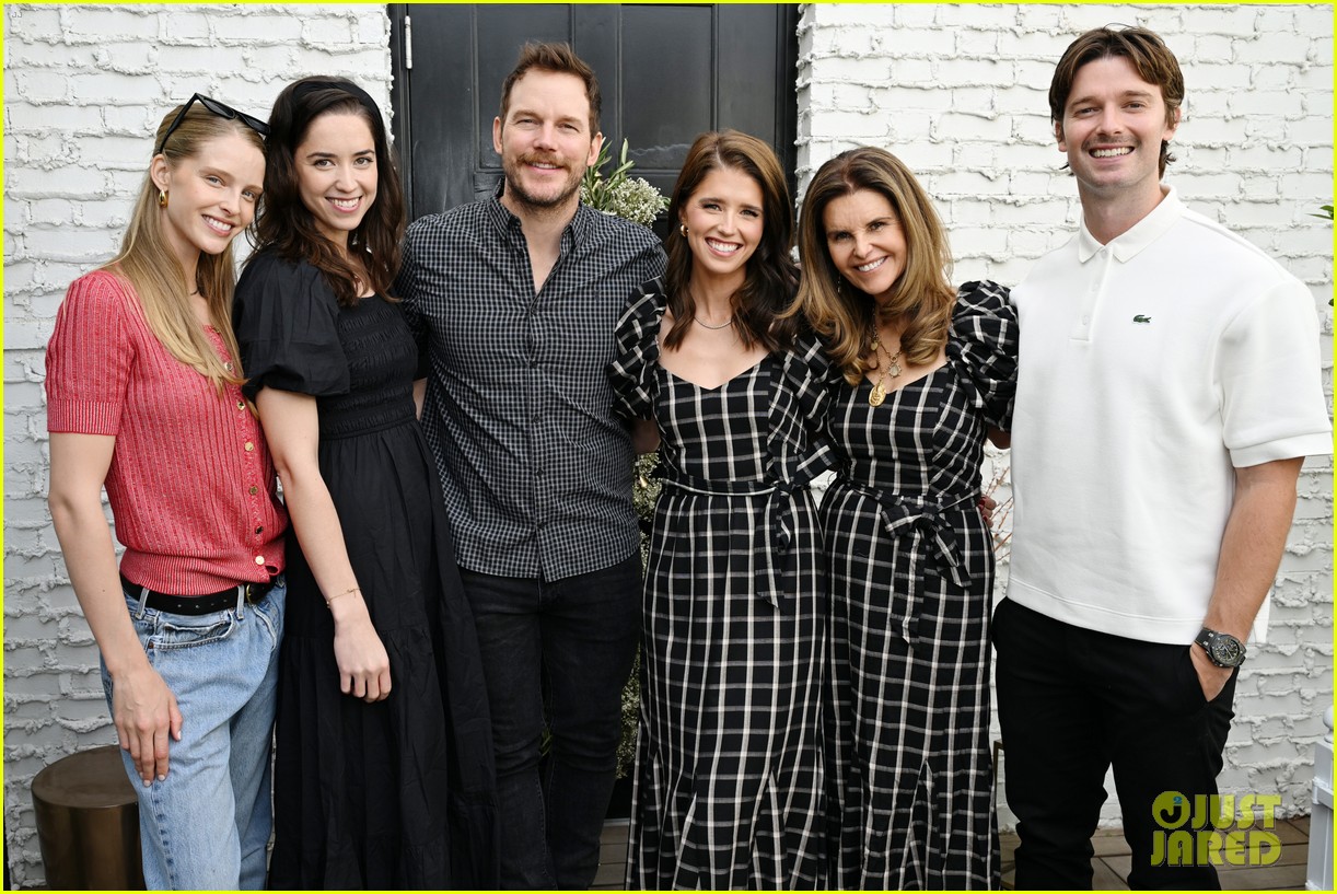 Katherine Schwarzenegger Gets Support from Husband Chris Pratt & Her(02)
