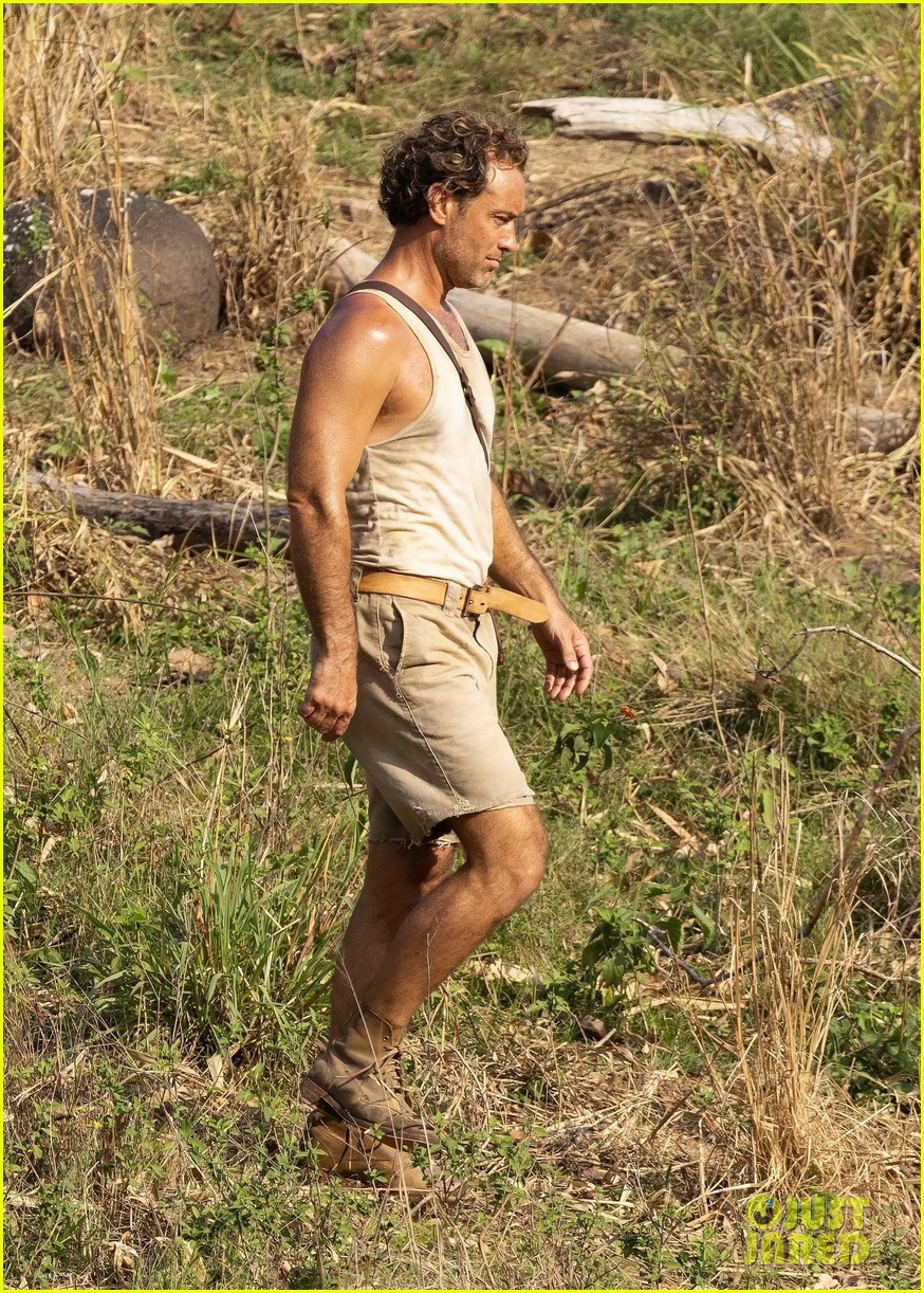 Sydney Sweeney, Jude Law, & Daniel Bruhl Play With a Donkey on 