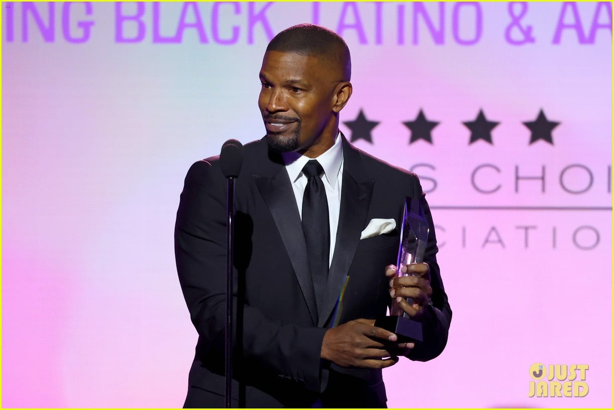 Jamie Foxx Gives Emotional Speech in First Appearance Since Medical