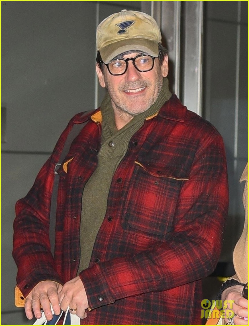 Jon Hamm & Wife Anna Osceola Catch Flight Out of NYC Ahead of Christmas