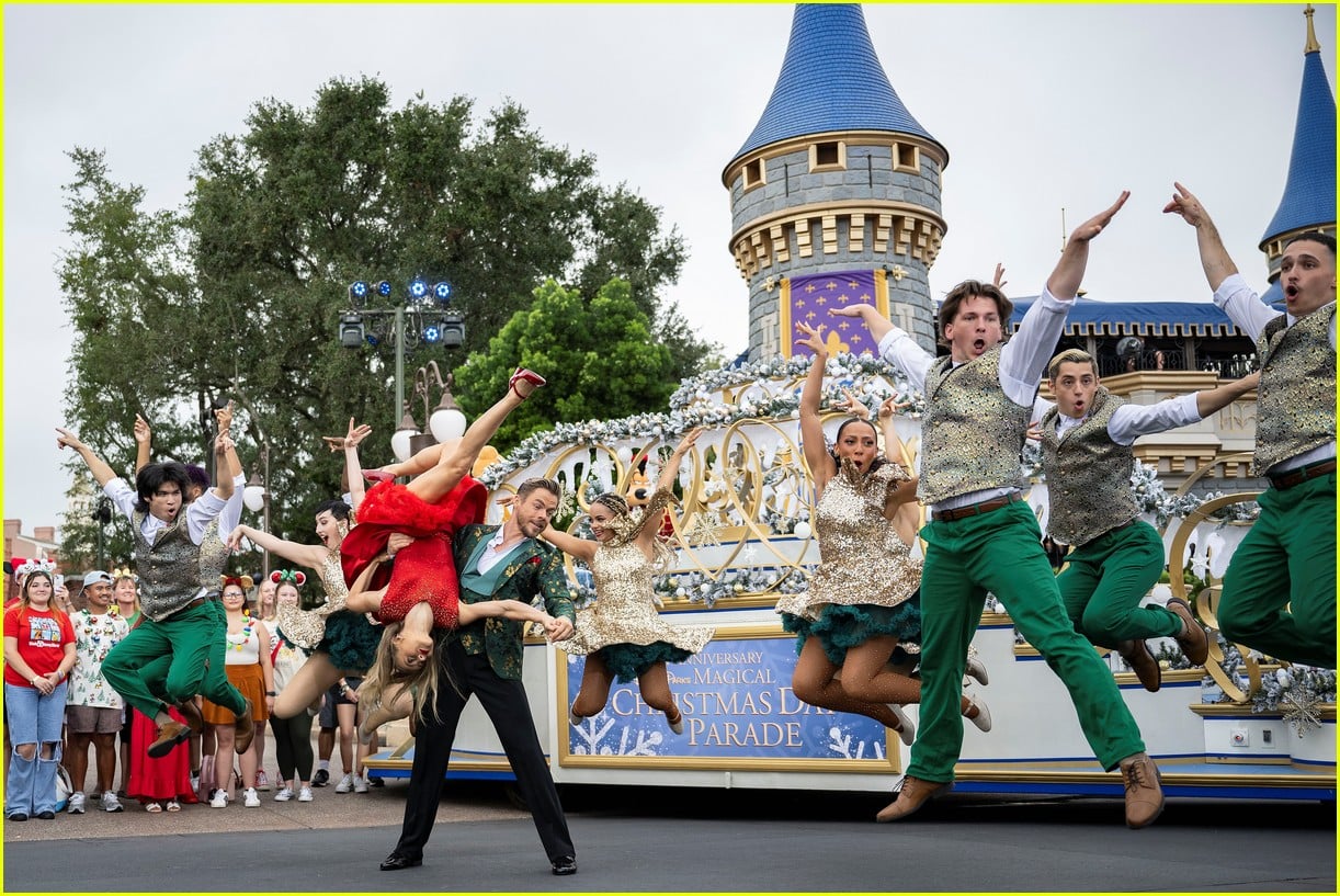 Derek Hough PreTaped Disney Christmas Parade Special Before Wife(02)