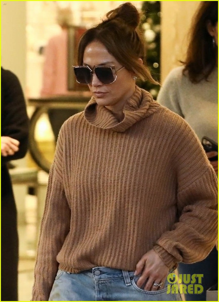 Jennifer Lopez Does Some Last Minute Christmas Shopping with Mom
