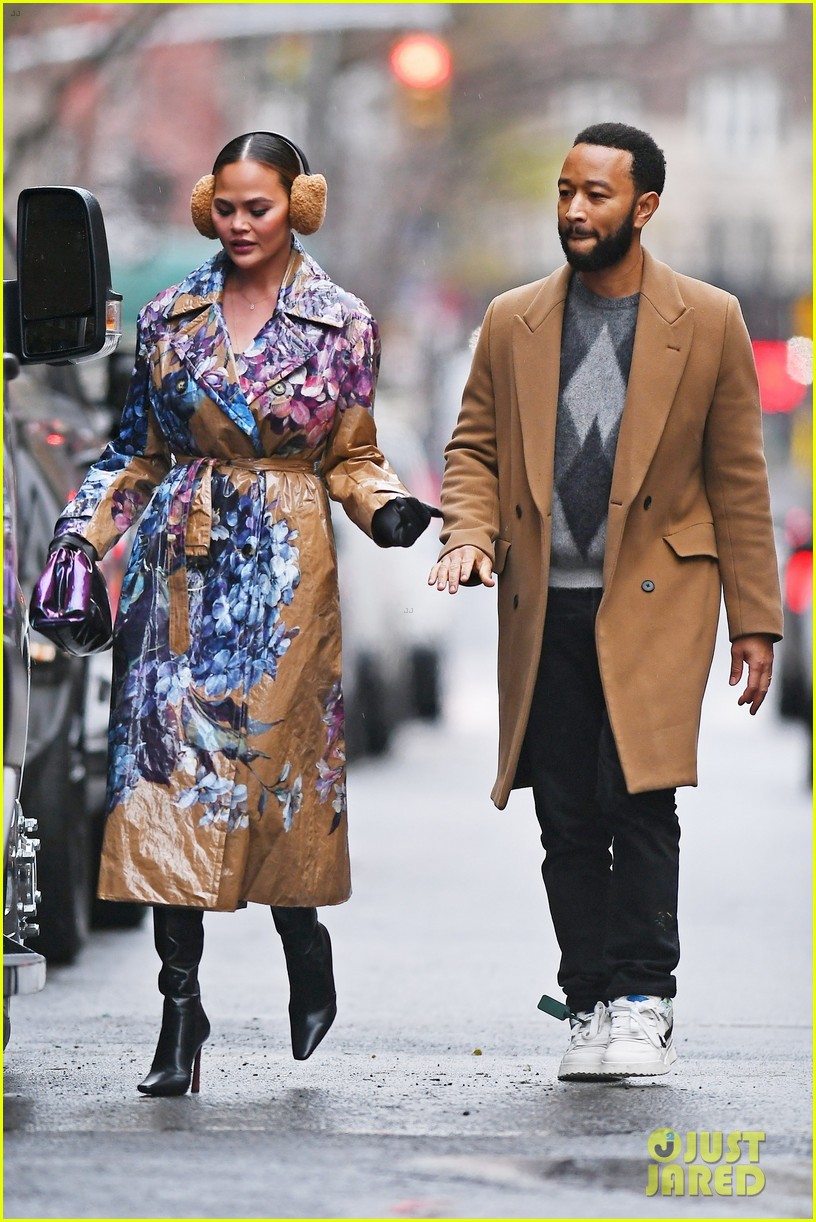 John Legend & Chrissy Teigen Enjoy NYC Ahead of His 45th Birthday(02)