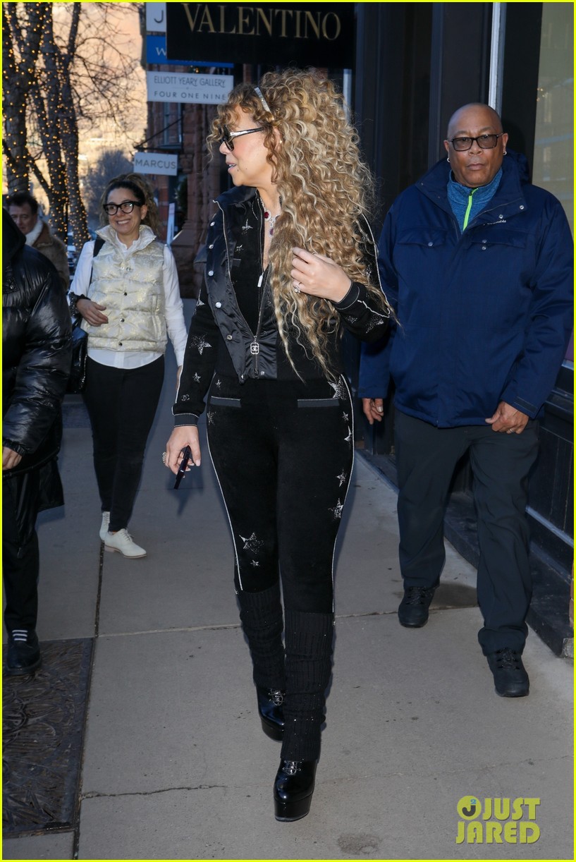 Mariah Carey Shows Off Radiant Smile & Glam Curls in 1st Outing Since