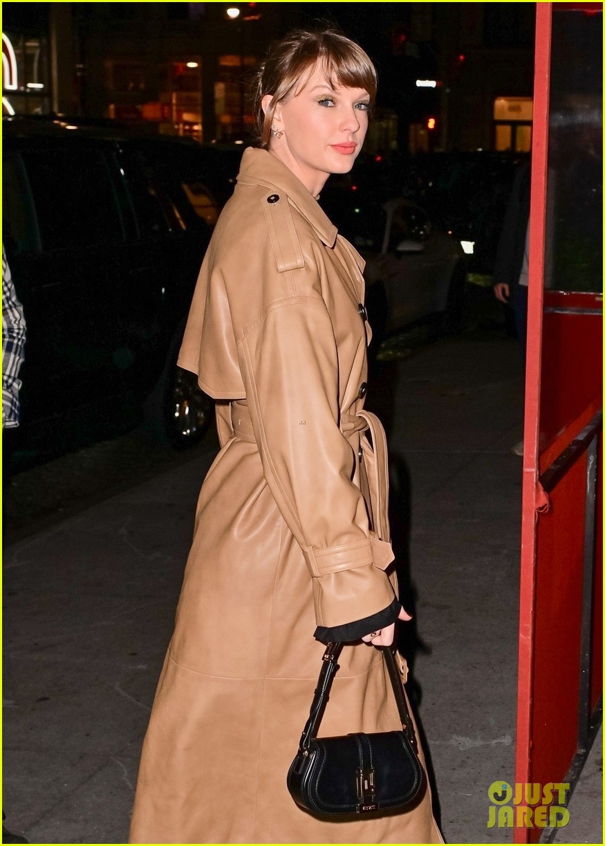 Taylor Swift Celebrates Early Birthday Dinner with Miles Teller & Wife(02)