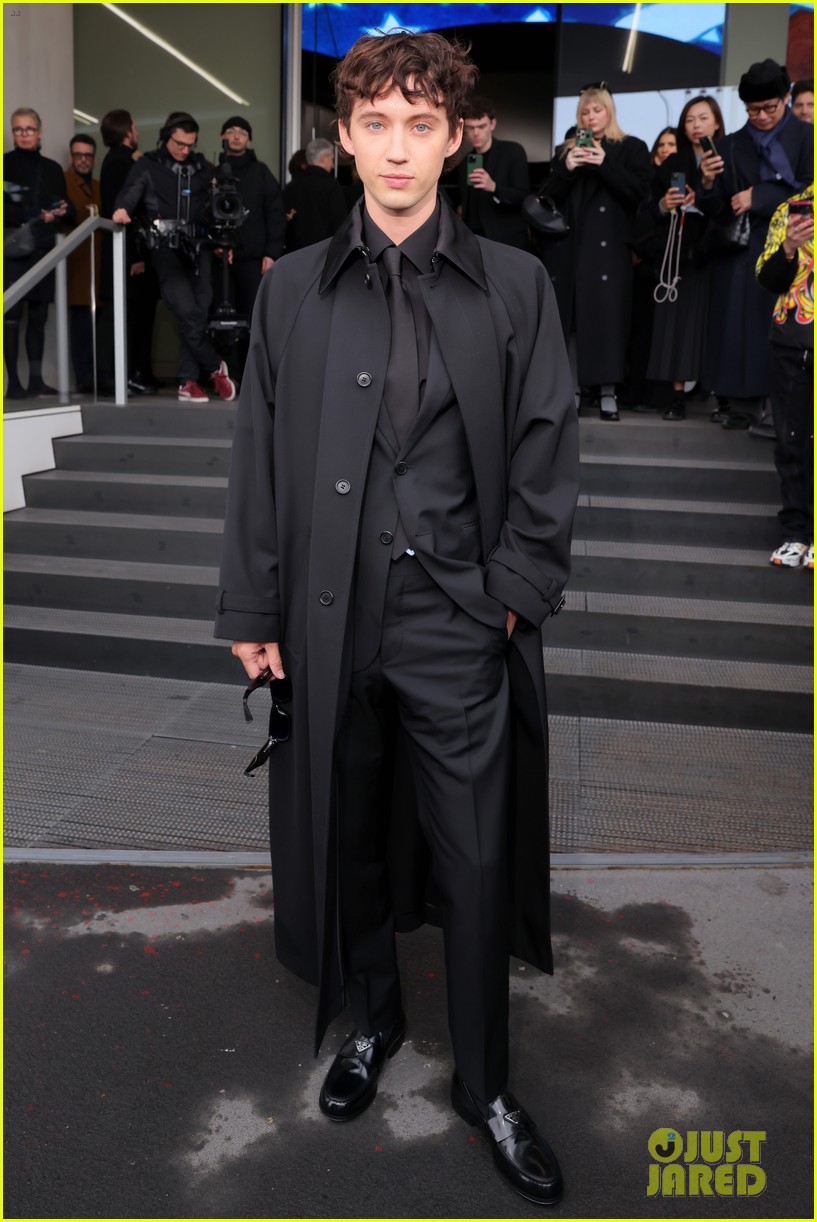 Jake Gyllenhaal & Girlfriend Jeanne Cadieu Join James McAvoy & More(02)