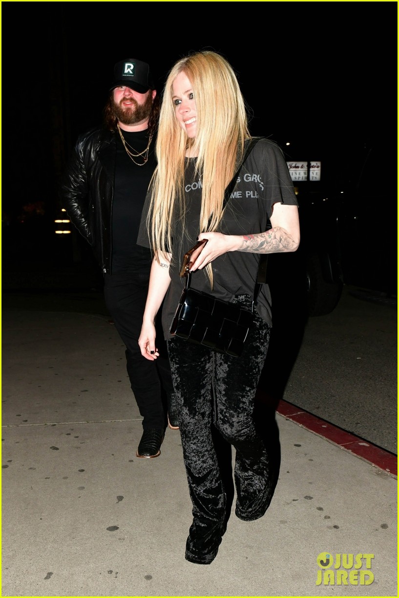 Avril Lavigne & Country Singer Nate Smith 'Catch' Dinner, Talk Music