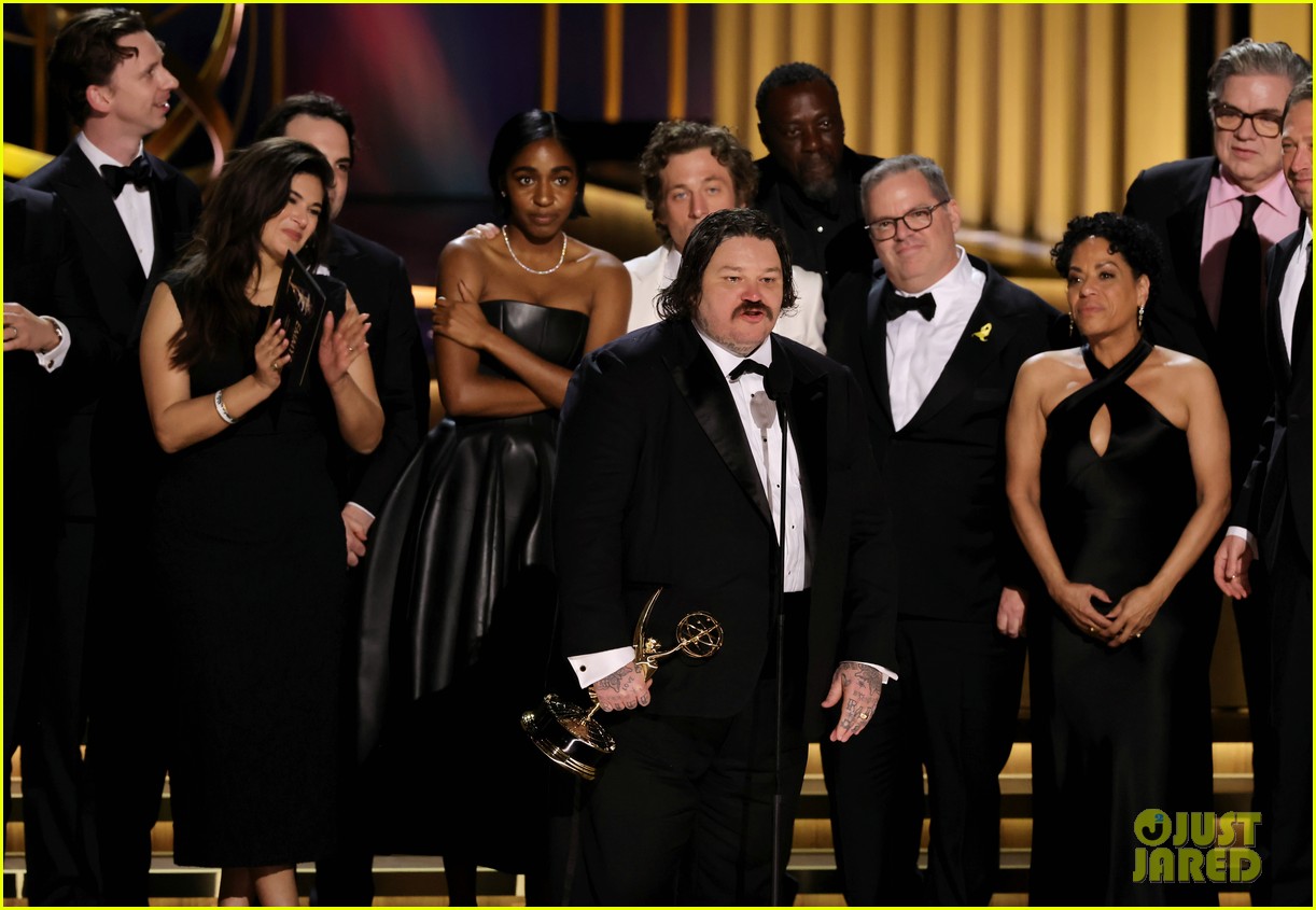 Ebon MossBachrach & Matty Matheson Kiss Onstage After 'The Bear' Wins