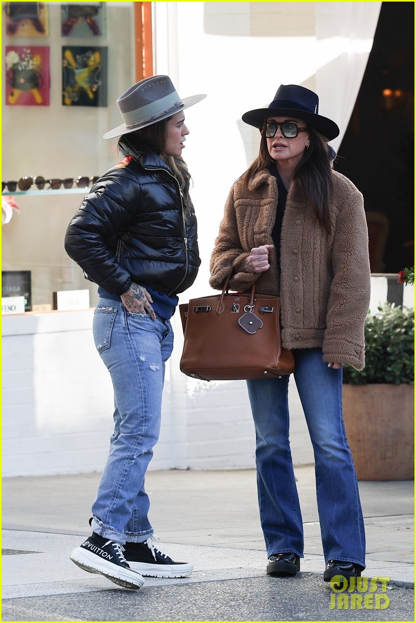 Kyle Richards & Wade Step Out for Lunch in Los Angeles Photo(02)