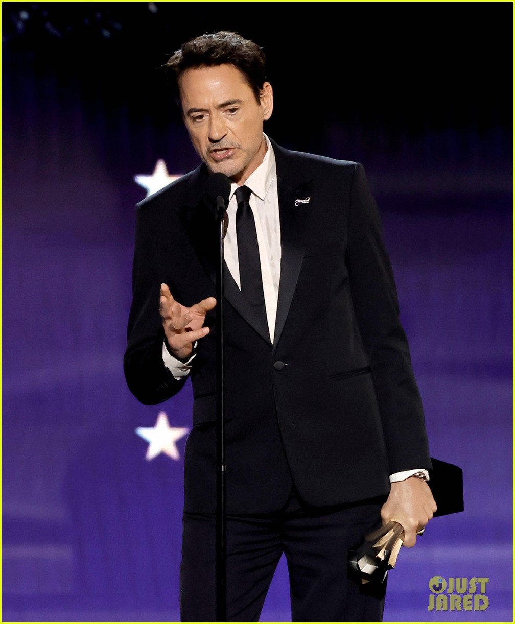 Robert Downey Jr. Reads His Bad Reviews During Critics Choice Awards(01)