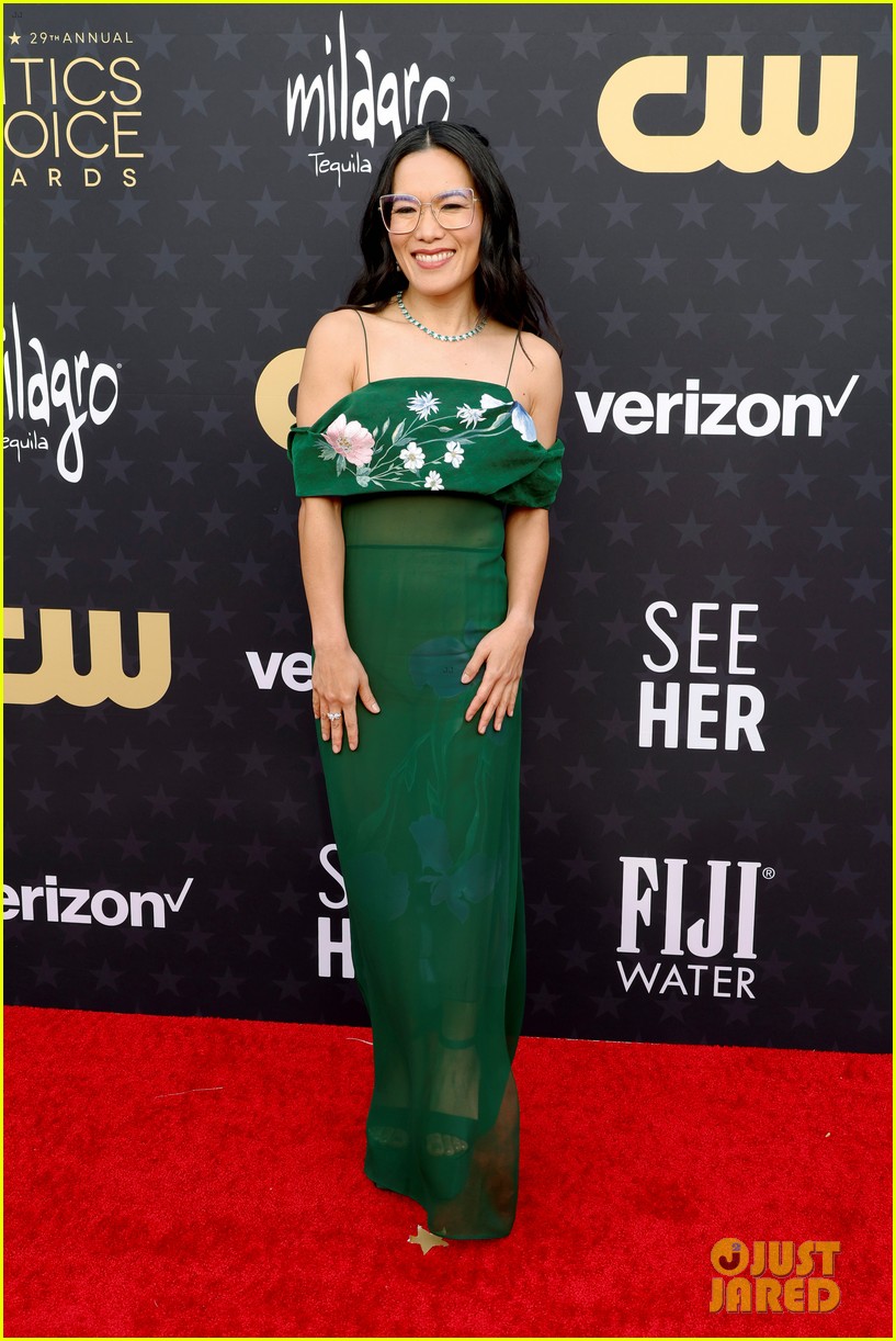 Beef's Ali Wong Shares Sweet Kiss with Boyfriend Bill Hader After