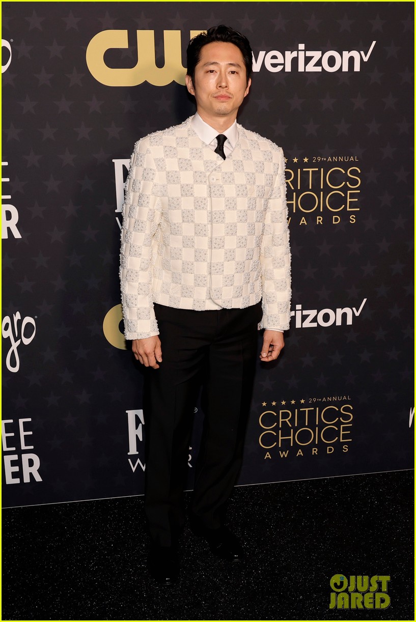 Beef's Ali Wong Shares Sweet Kiss with Boyfriend Bill Hader After(02)