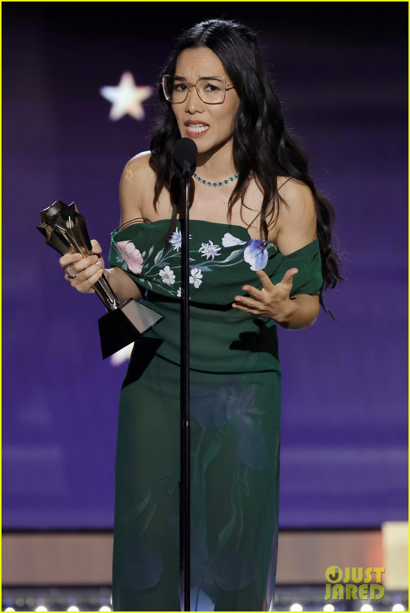 Beef's Ali Wong Shares Sweet Kiss with Boyfriend Bill Hader After