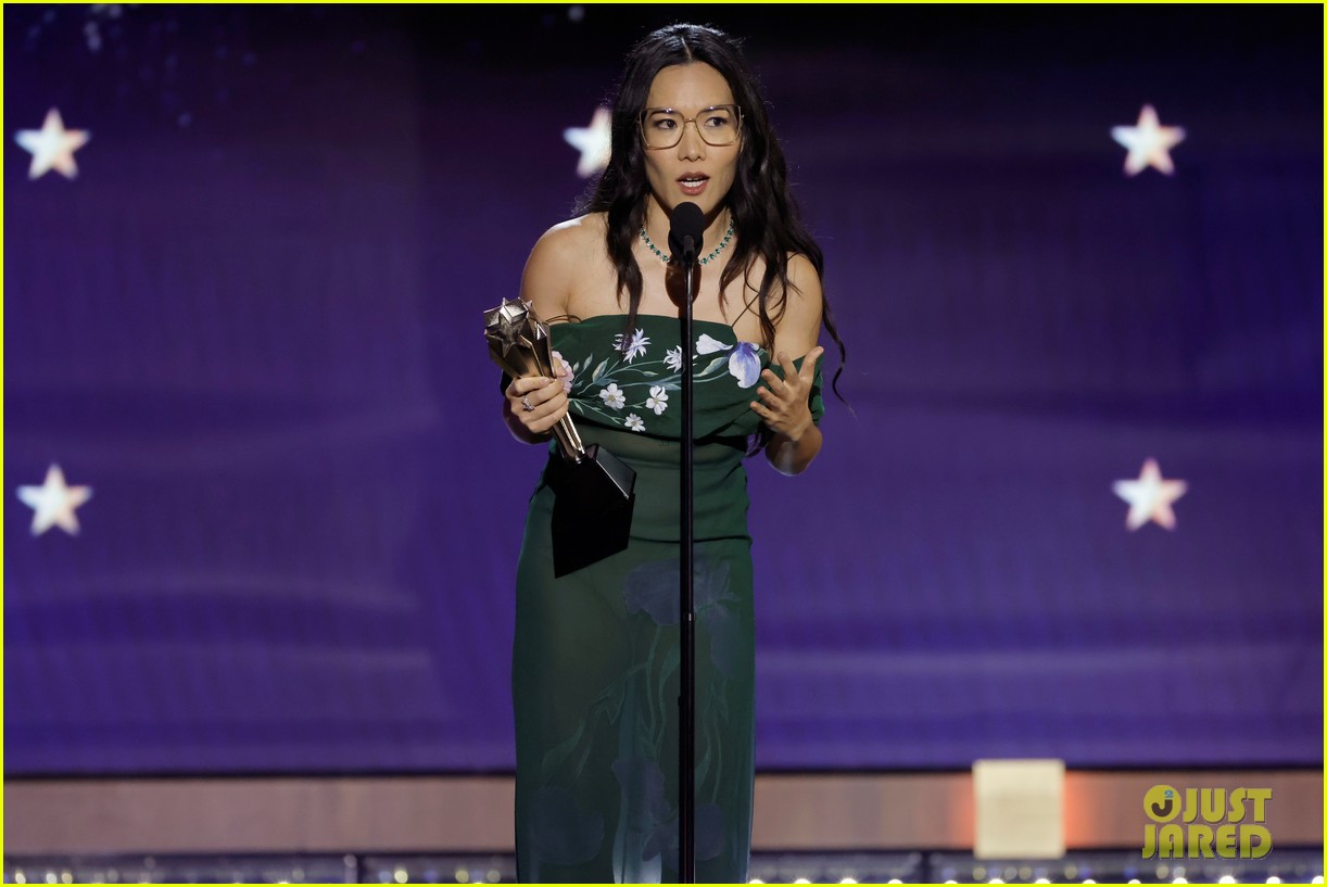 Beef's Ali Wong Shares Sweet Kiss with Boyfriend Bill Hader After