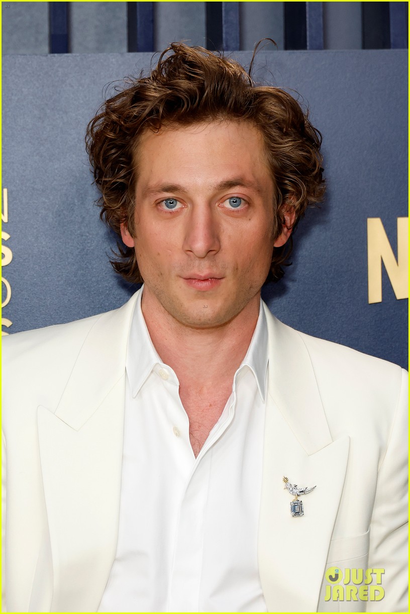 Jeremy Allen White, Ayo Edebiri, & 'The Bear' Cast Sweep the Comedy