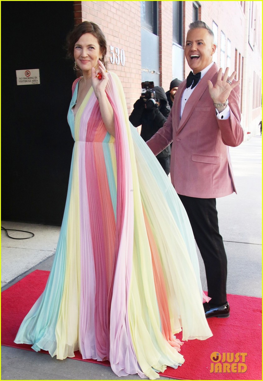 Drew Barrymore Is Red Carpet Ready While Arriving to Work in Oscar Mayer's  Wienermobile: Photo 5016086 | Drew Barrymore, Ross Mathews Photos | Just  Jared: Entertainment News, image size:844x1222