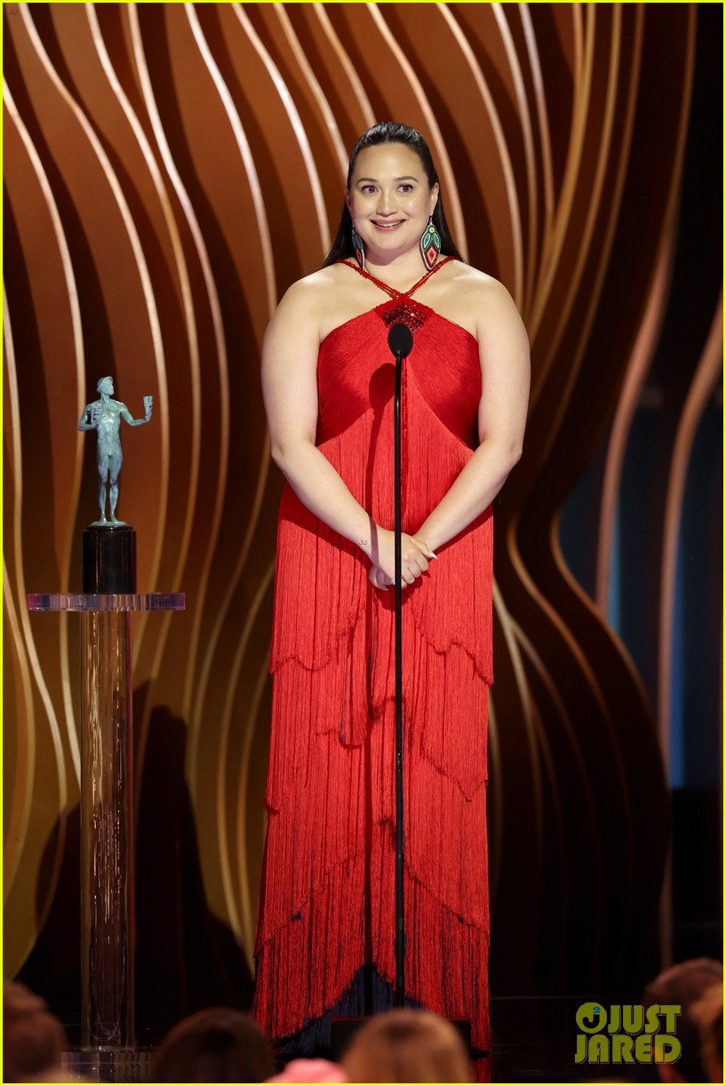 Lily Gladstone Wins Best Actress at SAG Awards 2024, Gives Touching(02)