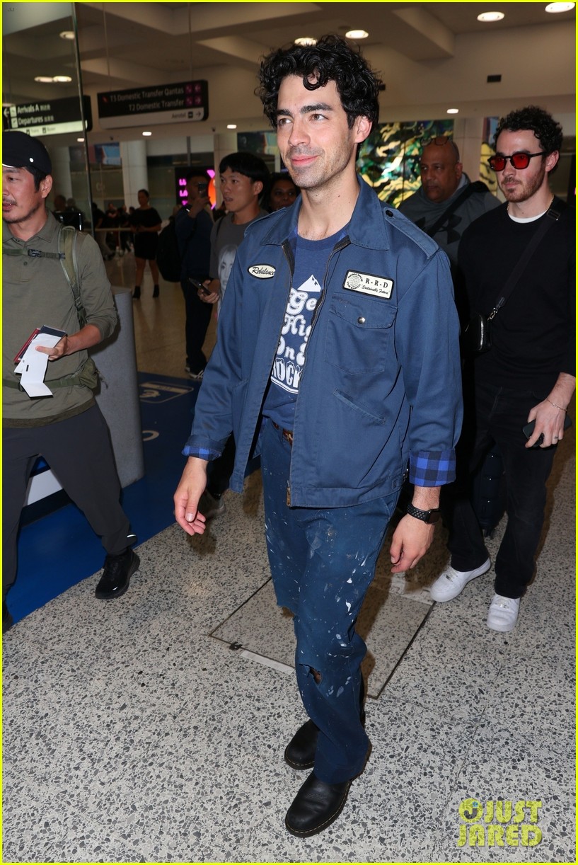Jonas Brothers Arrive in Sydney Ahead of Australian Tour Dates: Photo  5019193 | Joe Jonas, Jonas Brothers, Kevin Jonas, Nick Jonas Photos | Just  Jared: Entertainment News, image size:817x1222