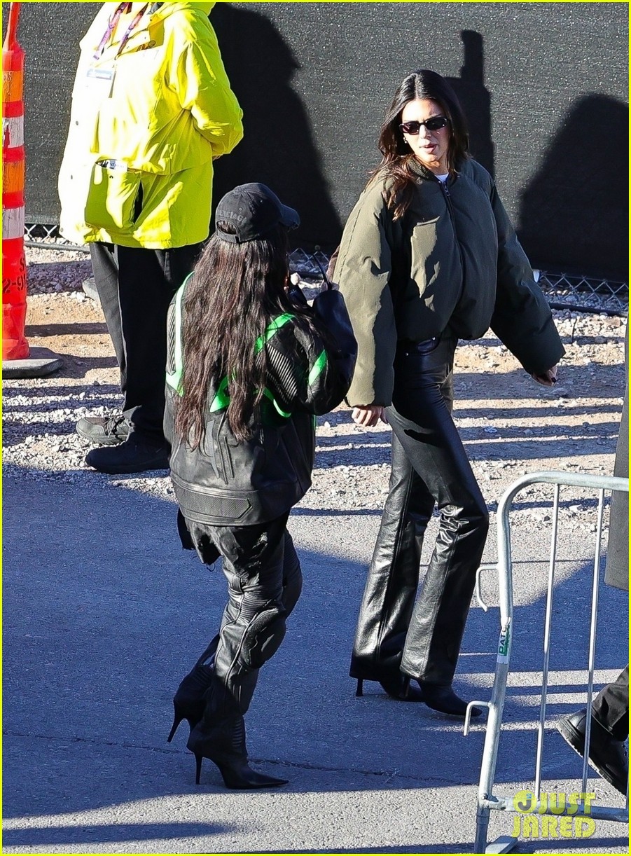Kendall Jenner Arrives at Super Bowl 2024 with Kim & Khloe Kardashian(01)