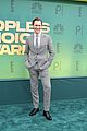 mcu stars kathryn hahn tom hiddleston meet up at peoples choice awards 03