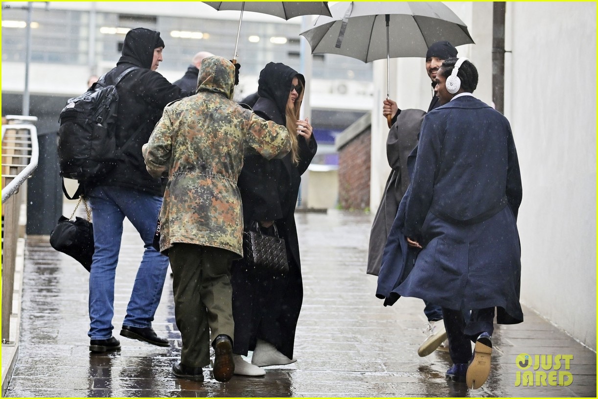 Rihanna & A$AP Rocky Brave the Rain During Romantic Outing in ...