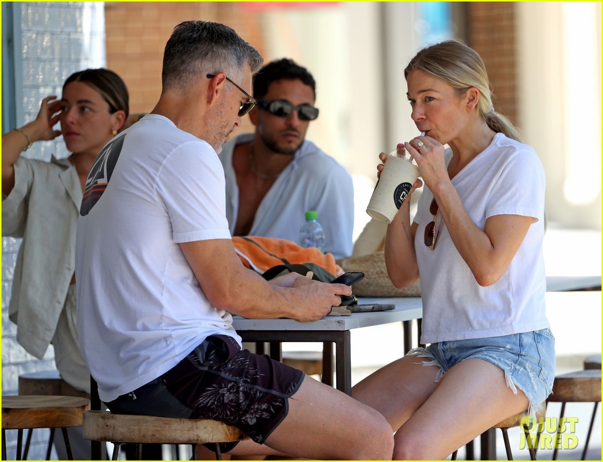 LeAnn Rimes & Eddie Cibrian Spotted on Beach Walk in Sydney Photo