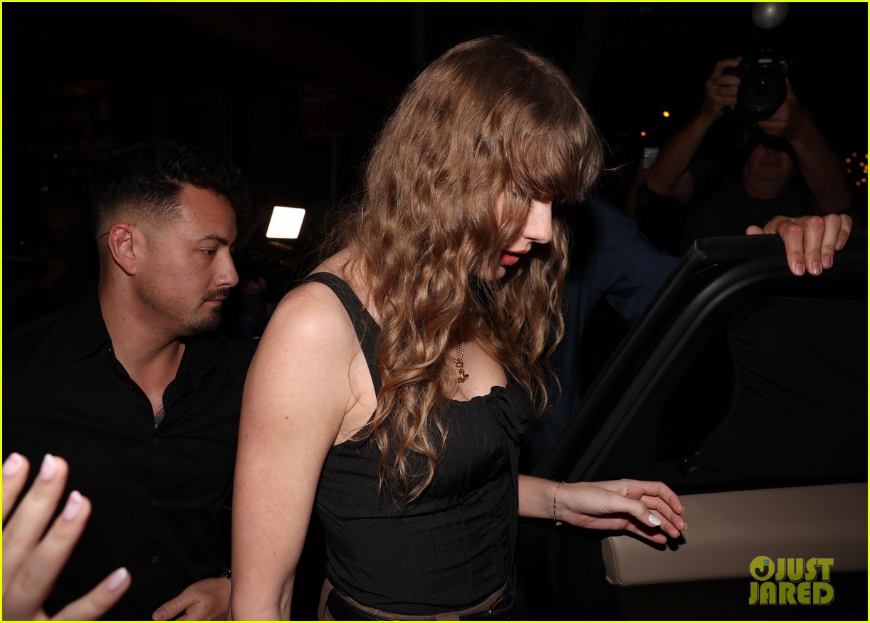 Taylor Swift Grabs Dinner with Sabrina Carpenter in Sydney Photo