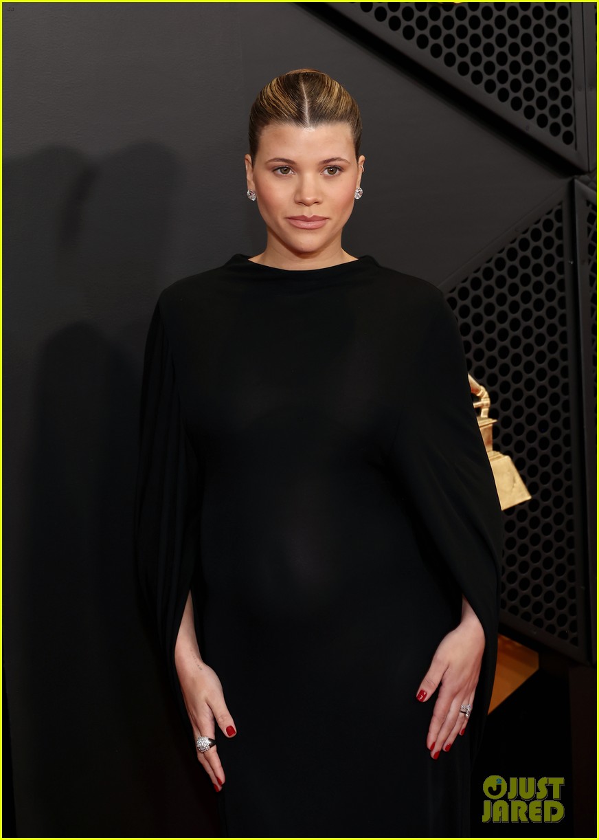 Pregnant Sofia Richie Grainge Rocks Sleek Black Look With Husband(01)
