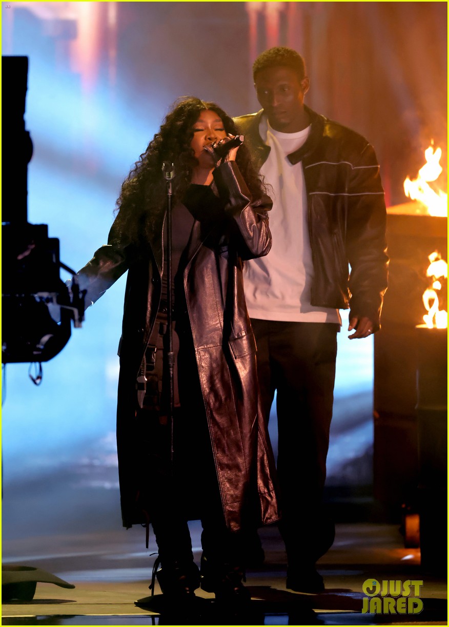 SZA Brings the Heat While Performing 'Snooze' & 'Kill Bill' at Grammys