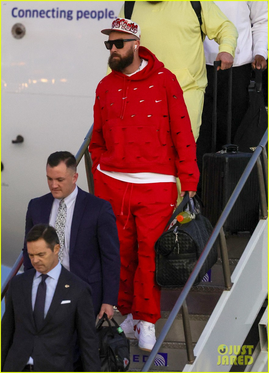 travis kelce reacts to taylor swift grammys win 085011378