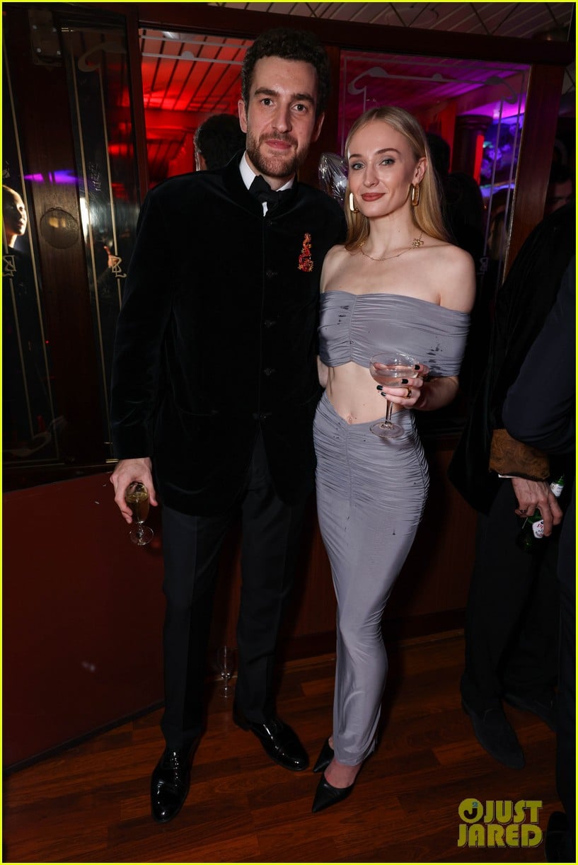 Sophie Turner & Peregrine Pearson Make Official Debut, Pose for Photos(02)