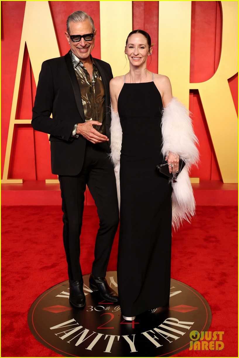  'Wicked' Stars Jonathan Bailey & Jeff Goldblum Arrive in Style for Bildidee 