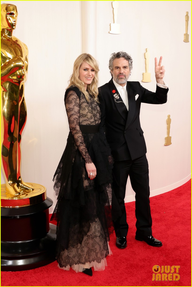 'Poor Things' Stars Mark Ruffalo, Willem Dafoe, Ramy Youssef & Director