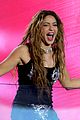shakira performs surprise show in times square 04