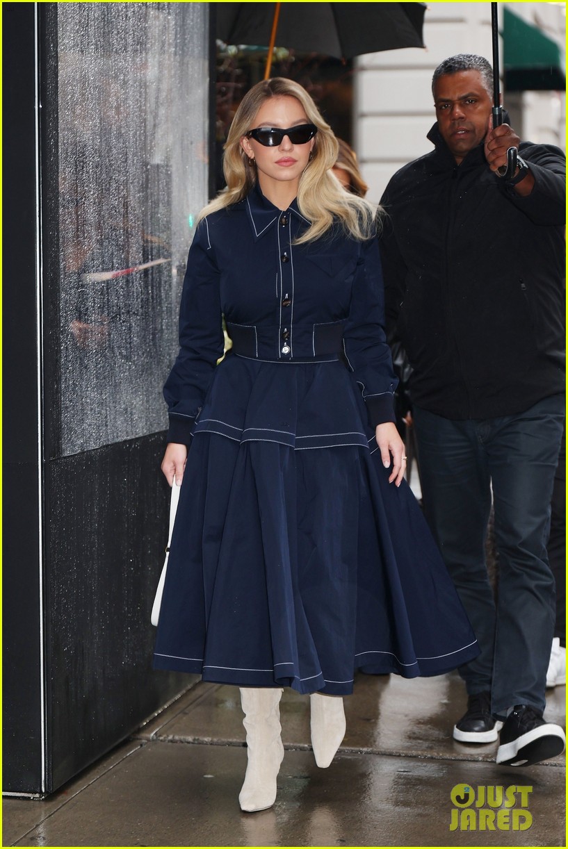 Sydney Sweeney Braves Rainy Weather While Heading to &lsquo;SNL&rsquo; Studios