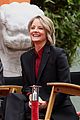 jodie foster hand footprint ceremony tcl chinese theatre 01