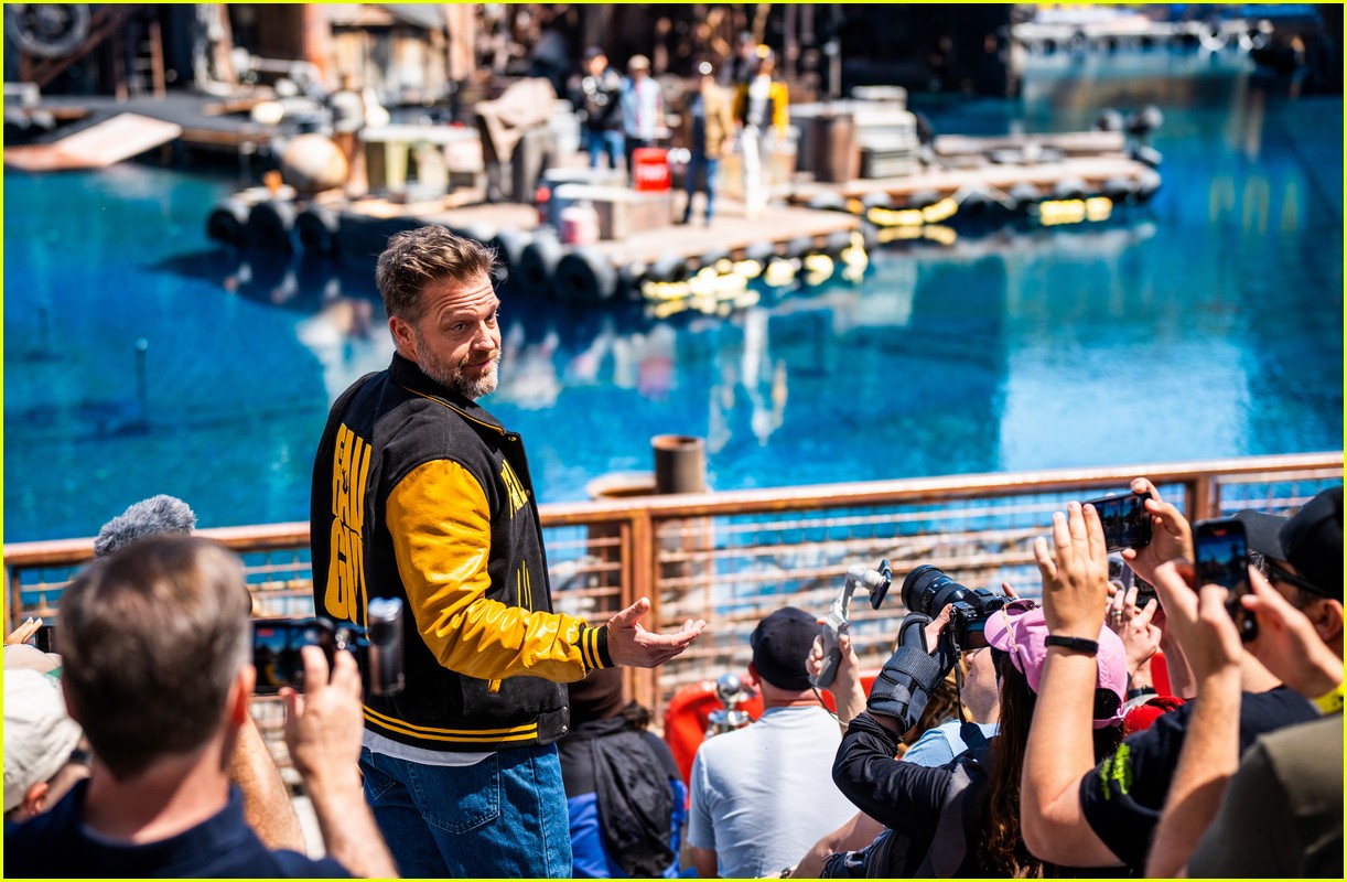 Ryan Gosling Makes Surprise Appearance at Universal Studios Stunt Show(02)